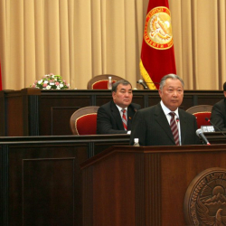 Экс-президенттердин кол тийбестиги тууралуу беренени алуу идеясын Курманбек Бакиев айтканбы?