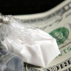 ИИМ: Күчтүү психотроптук каражаттарды жашыруун алып келип, таратып жүргөн топ колго түштү