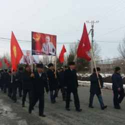  Өмүрбек Текебаевдин партиялаштары Базар-Коргондо жөө жүрүшкө чыгышты