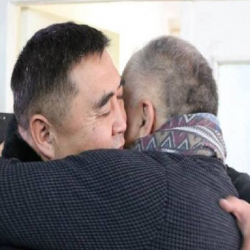 Баяна Кулова: "Бир кезде саясый талаадан кетүүгө чоң салымын кошкон адамды кучактап"