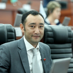 КСДП фракциясынын депутаты Музаффар Исаков өз каалоосу менен депутаттык мандатын тапшырды