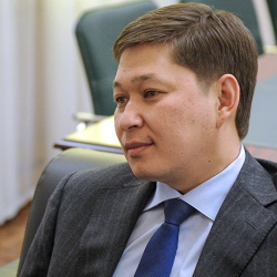 Сапар Исаковдун башка иштерге да тиешеси бар