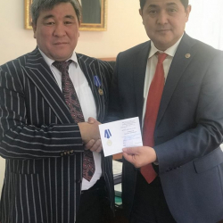 Рыскелди Момбеков Улуттук коопсуздук кызматынын медалы менен сыйланды