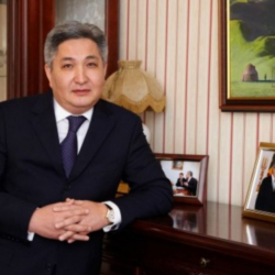 Эжесинин баркы менен да элчиликти эптей албаган Болот Отунбаев