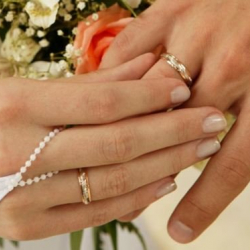 Миллионер өзүнүн кызынан 15 жашка кичүү кызга үйлөндү