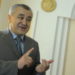 Өмүрбек Текебаевди абактан бошотуу жөнүндөгү өтүнүч учурда президенттик аппаратта каралып жатат