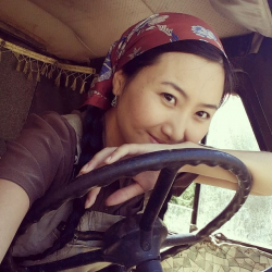 Назира Айтбекова: "Жалгыз бой аял десе, жанталашып жатып берчүдөй, порно жиберген эркектер.."