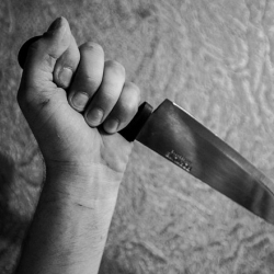 Кайненесине бычак сайган күйөө бала