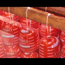 Белгилүү компаниянын колбасасынын ичинен темир чыккан