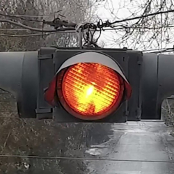 4 тарапка тең сары түстө гана жанып турган жол чырак