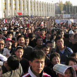 Митингчилер: "Кытайларды кетире албаган парламент таркаш керек"