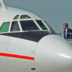 Атамбаев казак олигархынын учагына көз каранды болгондо...