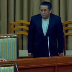 Жогорку Кеңештин депутаттары дресс-код сактабаган бөлүм башчыны жыйындан "кууп" чыгышты