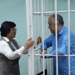 Текебаевдин көөнү түрмөдө, Отунбаеванын көөнү өскөндө...