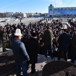 Митингде активисттер кармалды