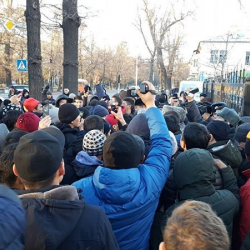 Активисттерди Жогорку Кеңешке киргизбей коюшту