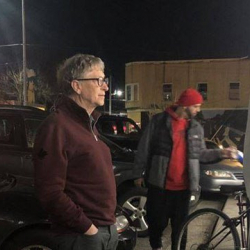 Дүйнөдөгү эң бай адам Билл Гейтс бургерге кезеке турган сүрөтү талкууга түштү