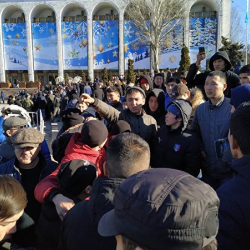 Митингчилерди кафеге алып барышып “курсактарын кампайтышкан”