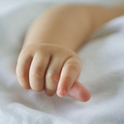 Малолетний ребенок был доставлен в территориальную больницу, и в настоящее время получает квалифицированную медицинскую помощь