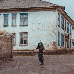 ВИДЕО - В Баткене школьники учатся в жилых домах вместо школы