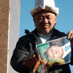 Атамбаевдин сүрөтүн өрттөп түрмөгө түшкөн полковник оозунан кан кетип жардамга муктаж