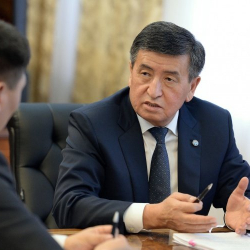 Сооронбай Жээнбеков министр Улукбек Кочкоров менен мамлекеттик социалдык кызматтарды көрсөтүүнүн автоматташтырылган системасын ишке ашыруу маселелерин талкуулады