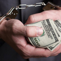 Пара менен  салык кызматкерлери кармалды