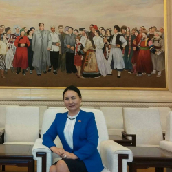 Эркингүл Иманкожоева: «Парламентте жалаң бизнесмендер, олигархдар отуруп алып, премьерге бут тосуп жатышат»