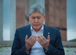 Табылды Акеров: "Бир кезде эч кимди көзүнө илбей, бийлигине чиренген Атамбаевди бүгүн эч ким көзүнө илбей"