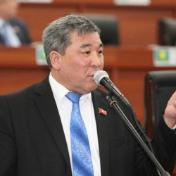 Рыскелди Момбеков: "Токмоктогу атышуу парламентке эмес, ИИМге да көө жапты"