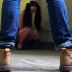 Өзгөндө 14 жаштагы өспүрүм кызды өз атасы зордуктаган