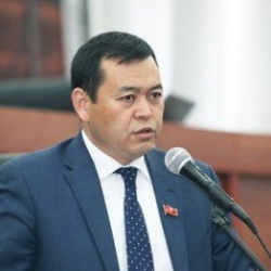 Бакиров кайра-кайра балчыкты басып…