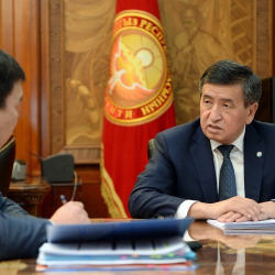 Сооронбай Жээнбеков министр Жанат Бейшенов менен өлкөнүн жол-транспорт комплексинин узак жана кыска мөөнөткө өнүктүрүү маселелерин талкуулады