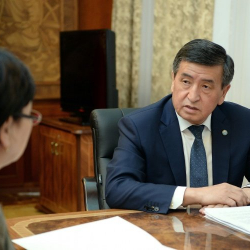 Сооронбай Жээнбеков министр Гүлмира Кудайбердиева менен өлкөдөгү билим берүүнүн сапатын жогорулатуу маселесин талкуулады