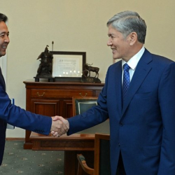 Жарандык активист Айдар Халиков Алмазбек Атамбаев менен Тайирбек Сарпашевди сотко берди