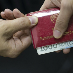 Замирбек Сыдыков тергөөчүсү Нурдин Алыбаевди коррупциялык иштерге айыптоодо