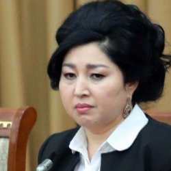 “Садагаң кетейин” Сарыбаева, көрсө диктор экен да…