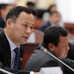 Руслан Казакбаев: «Айрым мектептерде окутуу жаз чыгаары менен чатырда, кыш киргенде клубда жүргүзүлүүдө. 21-кылымдагы акыбалыбыз ушундай!»