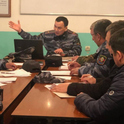 ИИМ: Министр Кашкар Джунушалиев кече түнү Баткен облусуна барып, бүгүн таң эртең менен Баткен облусунун Аксай айылында Баткен ОИИБдин өздүк курамына жыйын өткөрдү