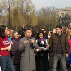 Турсунбек Акун гей парадка катышкан Эдил Байсалов, Рита Карасартова жана Равшан Жээнбеков тууралуу пикирин айтты