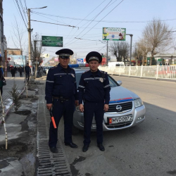 Инспектора в городе Ош подвезли женщину в положении сроком 9 месяц до роддома