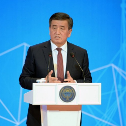 Президент Сооронбай Жээнбеков: Шаарлардагы жана айылдардагы жашоочулар жакын арада региондорду өнүктүрүү боюнча мамлекеттик саясаттагы ийгиликтерди көрүшү керек