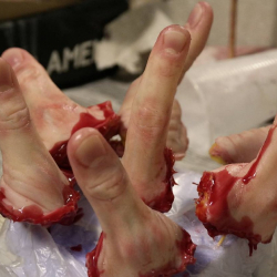 Чыныгы дос эмнеге сөөмөйүнөн ажырады?