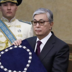 Казак президентинин расмий өмүр баянында "ажырашкан" деп жазылды