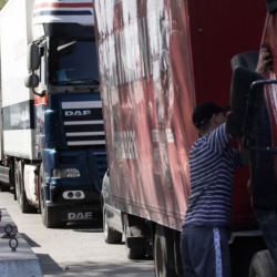 «Ак-Тилек» постунда кезекте турган автоунаалардын саны 200дөн ашты