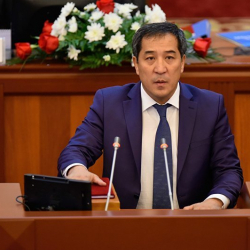 Президент Сооронбай Жээнбеков кан кудасы Алиярбек Абжалиевди чакырып....