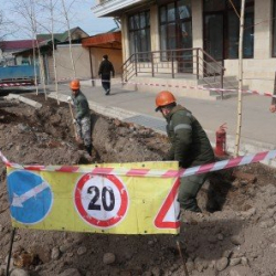 «Северэлектро» ААКы Бишкек шаарында көп кабаттуу үйлөрдүн ортосундагы эскилиги жеткен чыңалуусу аз электр өткөрүүчү кабелдерди алмаштыруу иштерин жүргүзүүдө...