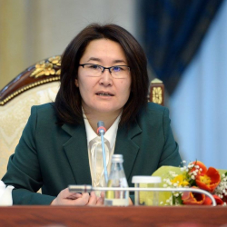 Президенттин басма-сөз катчысы Толгонай Стамалиева Жээнбеков менен Атамбаев тууралуу пикирин айтты