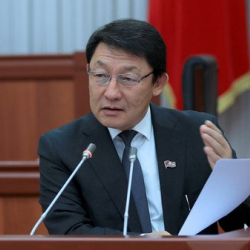 ЖК депутаты Кенжебек Бокоевдин көзү чекчейип, жакасын кармады