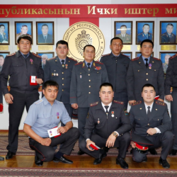ИИМ: Ички иштер министри Кашкар Джунушалиев Данил Браилкинди уурдашкан кылмышкерлерди жана эки адамдын өлүмүнө шектүү жарандарды кармоого катышкан ыкчам кызматкерлерди сыйлады